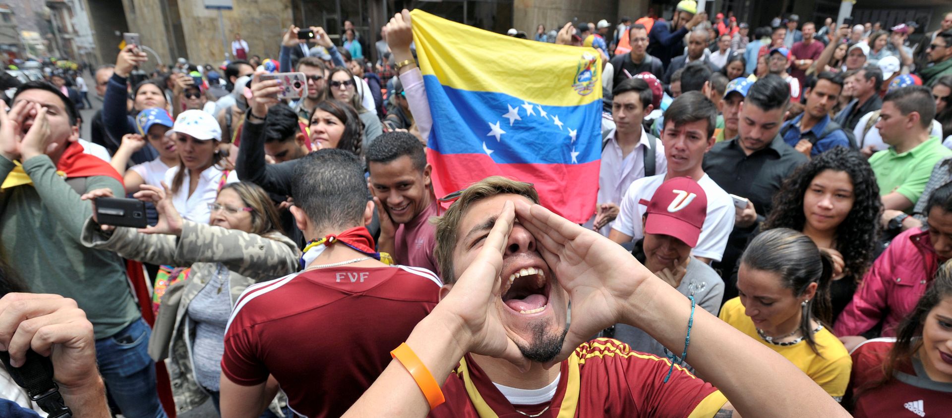 Un manifestante con la bandera de Venezuela - Sputnik Mundo, 1920, 01.03.2019