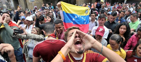 Un manifestante con la bandera de Venezuela Un manifestante con la bandera de Venezuela - Sputnik Mundo