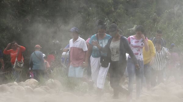 Venezolanos en la frontera con Colombia (archivo) - Sputnik Mundo