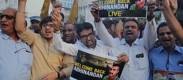 Los indios celebran el retorno del piloto del helicóptero derribado - Sputnik Mundo