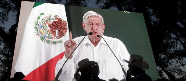 Andrés Manuel López Obrador da un discurso y aparece en una pantalla - Sputnik Mundo