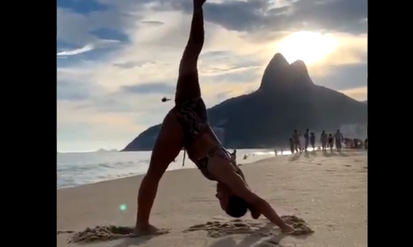 La postura del helicóptero: el vídeo de yoga que se está haciendo viral - Sputnik Mundo