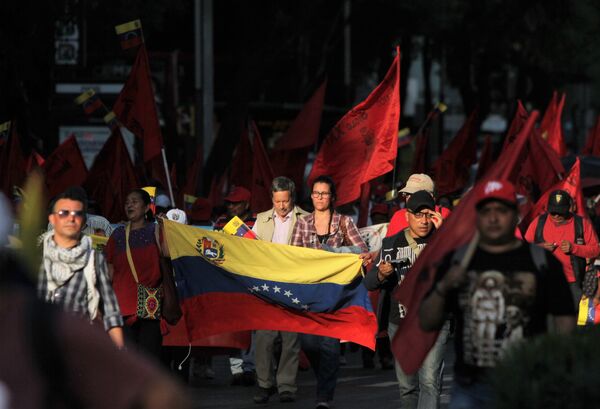 Contingente con la bandera venezolana marcha sobre Paseo de la Reforma, en Ciudad de México Contingente con la bandera venezolana marcha sobre Paseo de la Reforma, en Ciudad de México - Sputnik Mundo