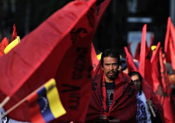 Manifestantes en contra de la intervención estadounidense en Venezuela marchan en Ciudad de México Manifestantes en contra de la intervención estadounidense en Venezuela marchan en Ciudad de México - Sputnik Mundo