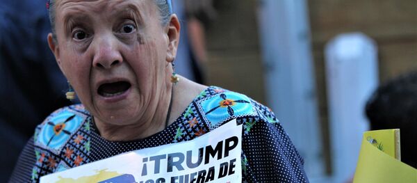 Mujer con carteles contra la intervención de EEUU en Venezuela participa de una marcha en la Ciudad de México - Sputnik Mundo