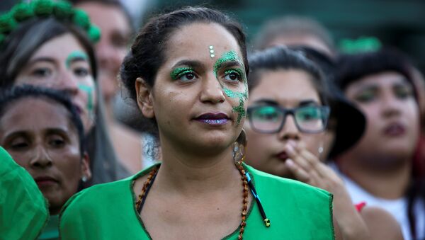 Mujer manifestándose a favor del aborto fuera del Congreso en Argentina - Sputnik Mundo