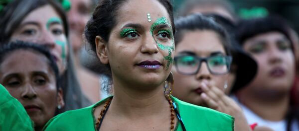 Mujer manifestándose a favor del aborto fuera del Congreso en Argentina - Sputnik Mundo
