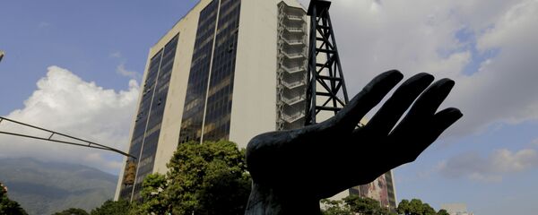 La esculptura de una bomba de gasóleo frente a la sede de la empresa venezolana PDVSA - Sputnik Mundo