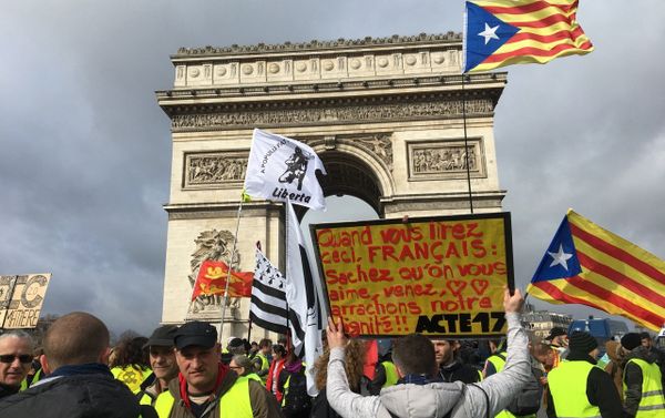 Las protestas de los 'chalecos amarillos' en París - Sputnik Mundo