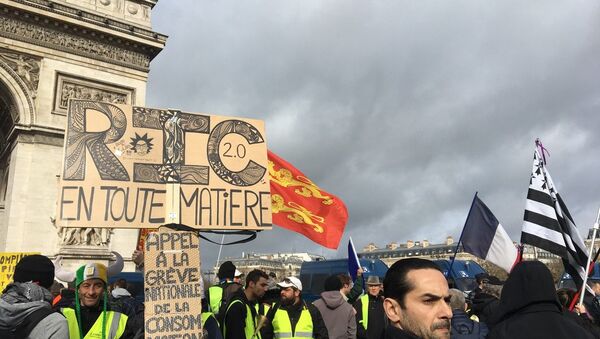 Las protestas de los 'chalecos amarillos' en París - Sputnik Mundo