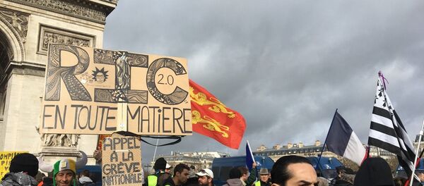 Las protestas de los 'chalecos amarillos' en París - Sputnik Mundo