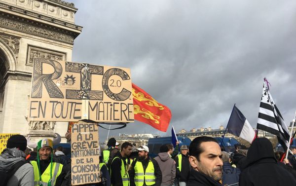 Las protestas de los 'chalecos amarillos' en París - Sputnik Mundo