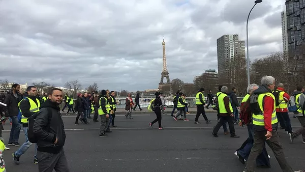 Las protestas de los 'chalecos amarillos' en París - Sputnik Mundo