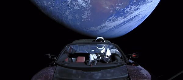 El Tesla Roadster que la empresa estadounidense envió al espacio en 2018 - Sputnik Mundo