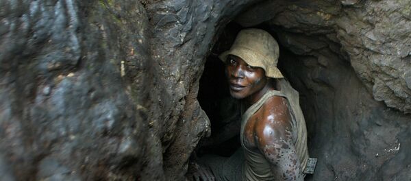 Un hombre entra en una mina de cobalto situada en la República Democrática del Congo - Sputnik Mundo