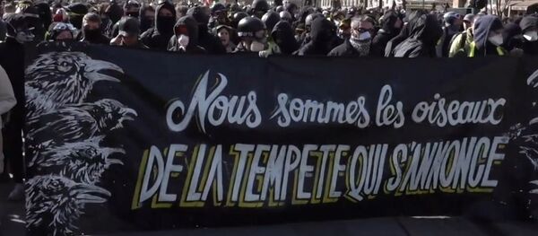 Un fin de semana de duros enfrentamientos y 'chalecos amarrillos' en París - Sputnik Mundo