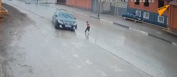 Un niño ruso se salva milagrosamente de ser atropellado por un automóvil - Sputnik Mundo