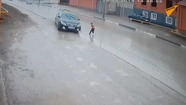 Un niño ruso se salva milagrosamente de ser atropellado por un automóvil