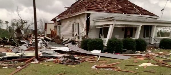 Una casa destrozada tras el paso de varios tornados en el estado de Alabama - Sputnik Mundo