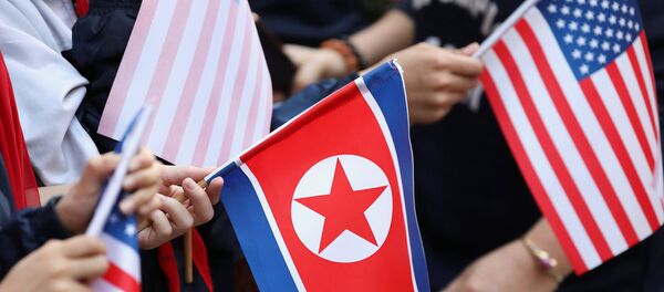 Las banderas de Corea del Norte y EEUU - Sputnik Mundo