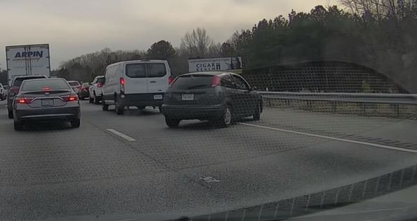 El karma se vuelve en contra de los automovilistas impacientes El karma se vuelve en contra de los automovilistas impacientes - Sputnik Mundo