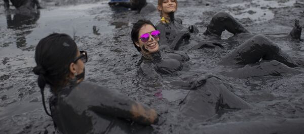 Participantes del festival de barro Bloco da Lama en Brasil. - Sputnik Mundo