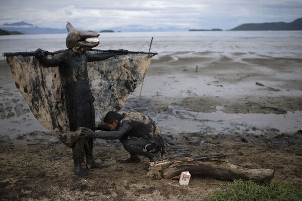 Participantes del festival de barro Bloco da Lama en Brasil. - Sputnik Mundo