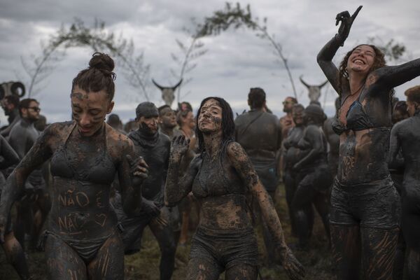 Participantes del festival de barro Bloco da Lama en Brasil. - Sputnik Mundo