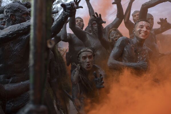 Participantes del festival de barro Bloco da Lama en Brasil. - Sputnik Mundo