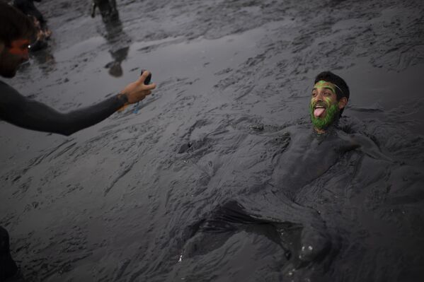 Participantes del festival de barro Bloco da Lama en Brasil. - Sputnik Mundo