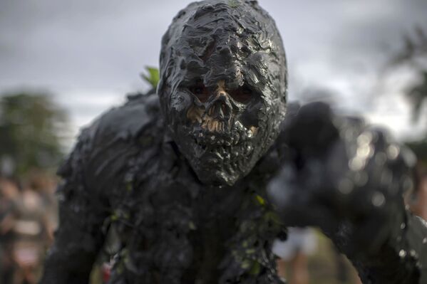 Un participante  del festival de barro Bloco da Lama en Brasil. - Sputnik Mundo