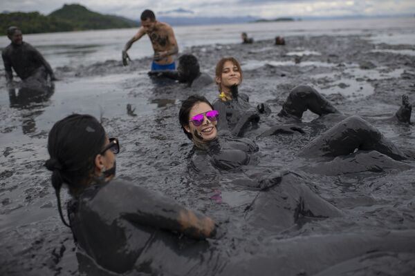 Participantes del festival de barro Bloco da Lama en Brasil. - Sputnik Mundo