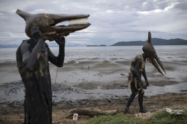Participantes del festival de barro Bloco da Lama en Brasil. - Sputnik Mundo