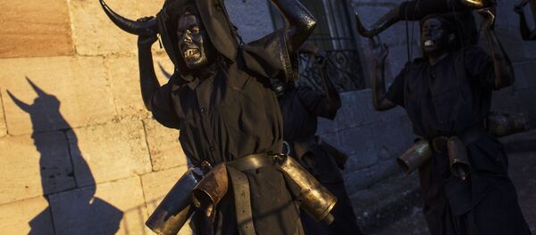 Diablos negros y almas errantes: los diablos de Luzón salen a las calles en España - Sputnik Mundo