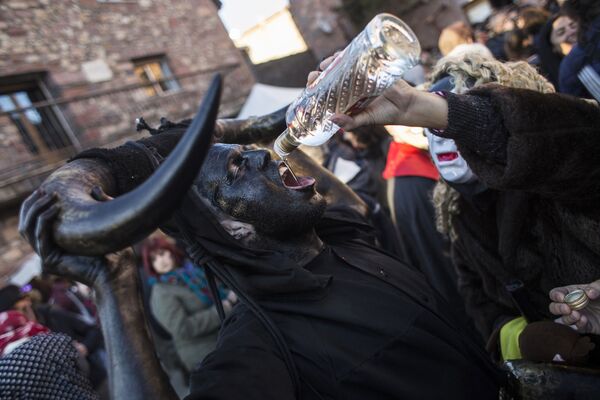 Diablos negros y almas errantes: los diablos de Luzón salen a las calles en España - Sputnik Mundo