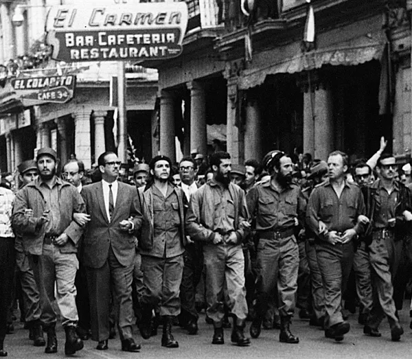 Fidel Castro, Osvaldo Dorticós y Che Guevara marchan por las víctimas de la explosión del buque francés La Coubre en La Habana, en 1960 Fidel Castro, Osvaldo Dorticós y Che Guevara marchan por las víctimas de la explosión del buque francés La Coubre en La Habana, en 1960 - Sputnik Mundo