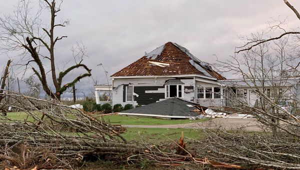 Una casa destrozada tras el paso de varios tornados en el estado de Alabama Una casa destrozada tras el paso de varios tornados en el estado de Alabama - Sputnik Mundo
