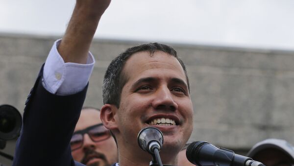 Juan Guaidó muestra su pasaporte en Caracas tras su gira por cinco países de Sudamérica - Sputnik Mundo