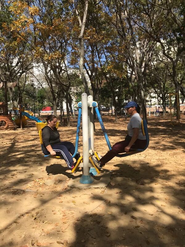 Caraqueñas se divierten en un parque de la capital venezolana - Sputnik Mundo