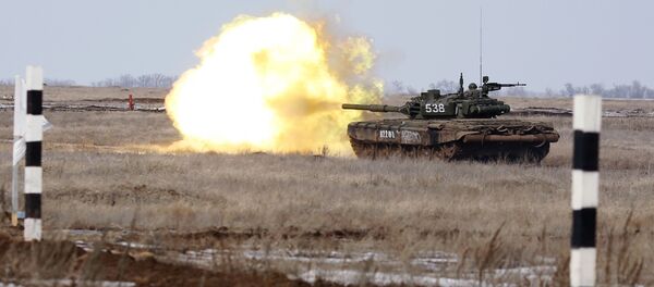 Военнослужащие на соревнованиях по танковому биатлону на полигоне Прудбой в Волгоградской области - Sputnik Mundo