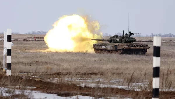 Военнослужащие на соревнованиях по танковому биатлону на полигоне Прудбой в Волгоградской области