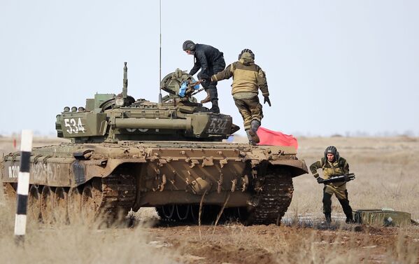 Biatlón de tanques en la región rusa de Volgogrado - Sputnik Mundo