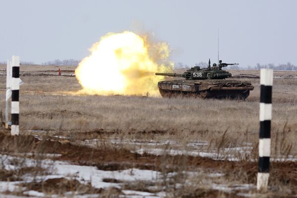 Biatlón de tanques en la región rusa de Volgogrado - Sputnik Mundo