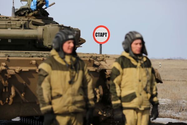 Biatlón de tanques en la región rusa de Volgogrado - Sputnik Mundo