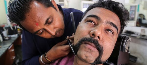 Un hombre se corta el bigote y la barba como el piloto Abhinandan Varthaman Un hombre se corta el bigote y la barba como el piloto Abhinandan Varthaman - Sputnik Mundo