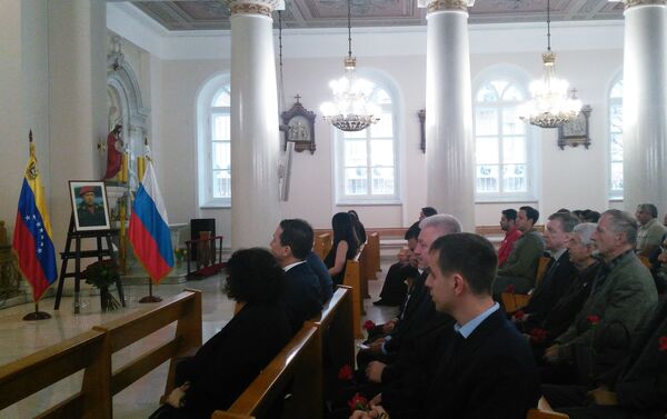 Durante la misa - Sputnik Mundo