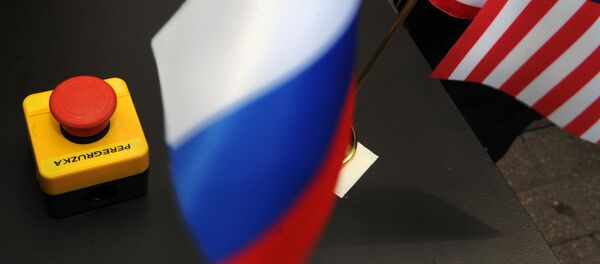 Botón rojo con la palabra 'peregruzka' (sobrecarga) y banderas de Rusia y EEUU - Sputnik Mundo