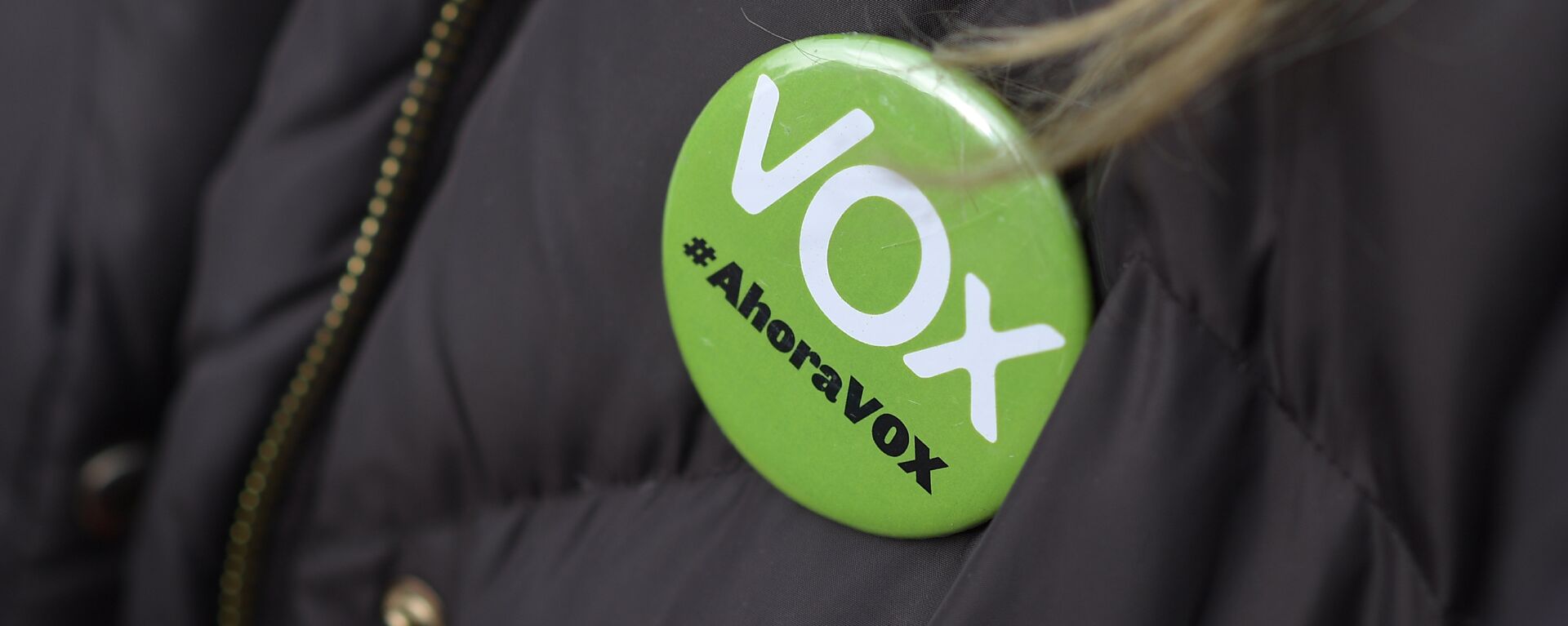 Una mujer lleva un alfiler que dice Vox, ahora - Sputnik Mundo, 1920, 22.02.2021