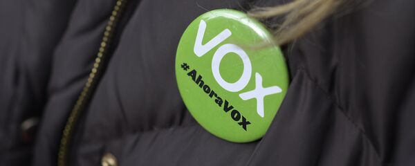 Una mujer lleva un alfiler que dice Vox, ahora - Sputnik Mundo