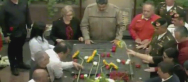 Seis años sin el Comandante: Nicolás Maduro rinde homenaje a Hugo Chávez - Sputnik Mundo